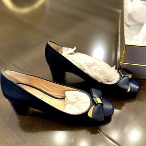 Louis et cie NIB Size 5.5 Navy blue and gold